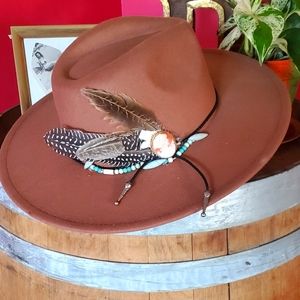 Vtg broach, felt hat 3.5 inch brim